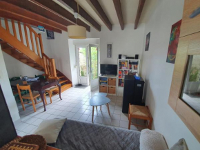 Maison dans un quartier calme, terrain, wifi, télé